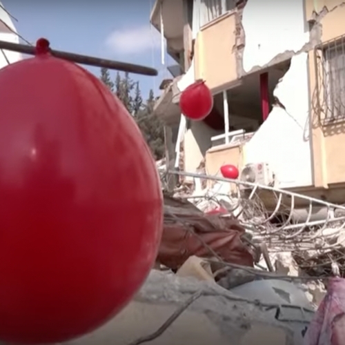 Rode ballonnen voor gestorven kinderen maken tragedie Turkije extra zichtbaar