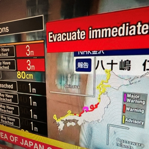 Westkust Japan getroffen door aardbeving en tsunami