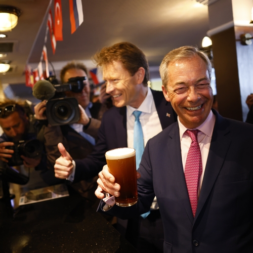 Nigel Farage valt door de mand en moet toegeven dat Verenigd Koninkrijk niet zonder migranten kan