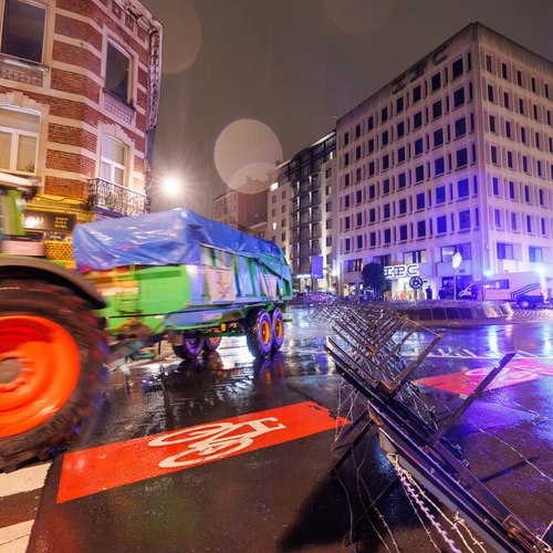 Brusselse agenten moeten rennen voor hun leven bij boerenprotest