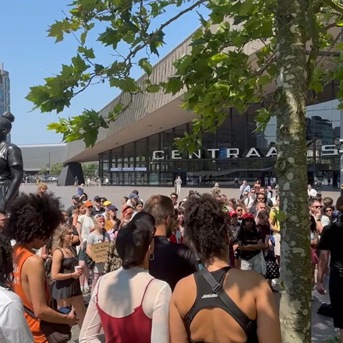 Honderden mensen naar Rotterdamse solidariteitsdemo voor Belgische student Sanda Dia