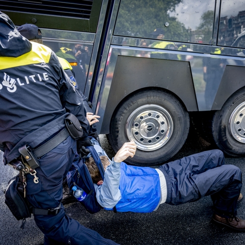 Van Weel kan demonstranten niet verantwoordelijk maken voor het matig functioneren van de politie