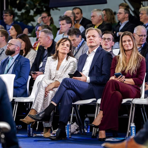 Was er dan niemand die riep dat Omtzigt achter Zeedijk, Hertzberger en Achahbar moest gaan staan?