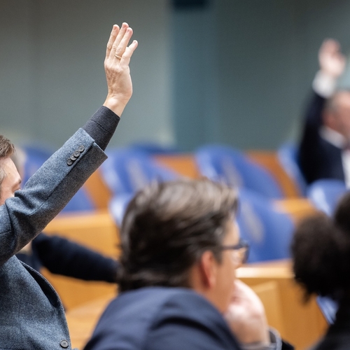 Tweede Kamer stemt in unieke spoedvergadering voor hertelling bij Tilburgse stembureaus