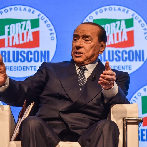 Silvio Berlusconi, mediamagnaat, oud-premier van Italië en fraudeur, op 86-jarige leeftijd overleden