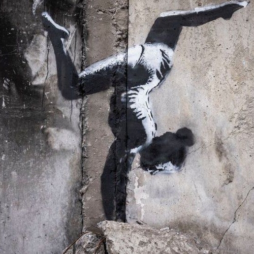 Banksy duikt op in Oekraïne, laat werk achter op verwoest gebouw