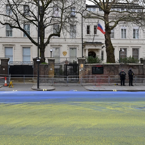 Afbeelding van Activisten schilderen enorme Oekraïense vlag voor Russische ambassade