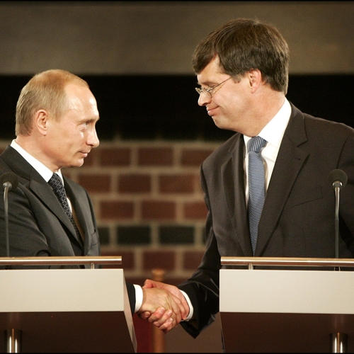 Balkenende en Rutte lieten zich voor het karretje van Poetin spannen, met dank aan Shell