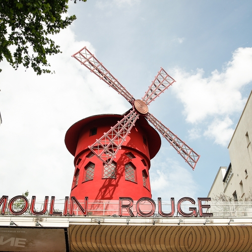 Parijs cabarettheater Moulin Rouge gedwongen onmiddellijk te stoppen met dieronvriendelijke slangenact