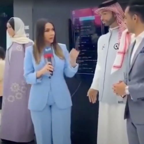 Saoedi-Arabië onthult levensechte mannelijke robot, vergrijpt zich direct aan vrouw