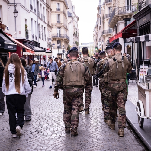 Franse soldaat neergestoken in Parijs, week voor Olympische Spelen van start gaan