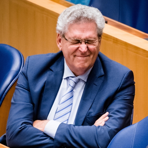 Opportunist des Vaderlands Henk Krol bekeert zich tot BVNL in jacht op Kamerzetel, fractie valt prompt uiteen