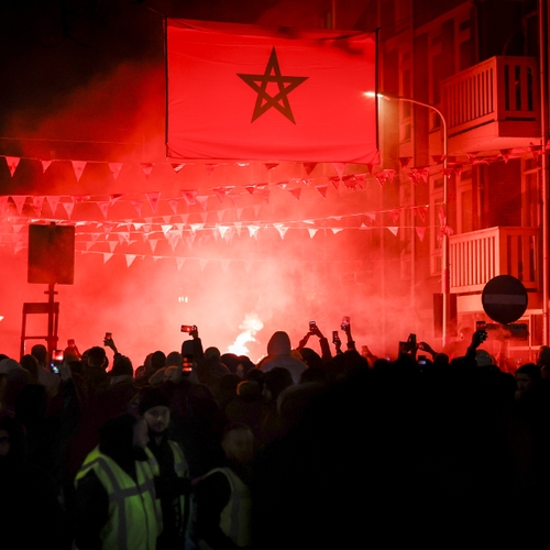 Afbeelding van Marokko-supporters vormen mensenketting om confrontaties te voorkomen