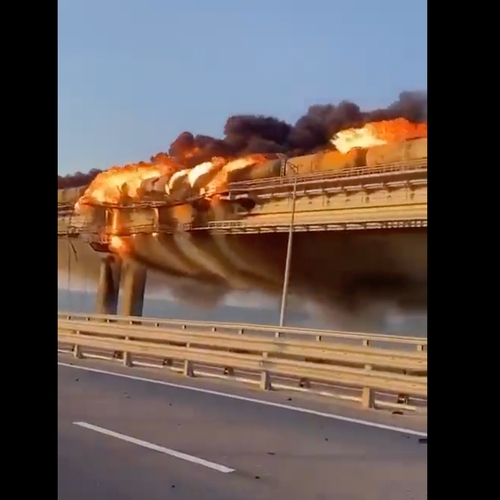 Krimbrug in brand, cruciale aanvoerroute voor Rusland onbruikbaar