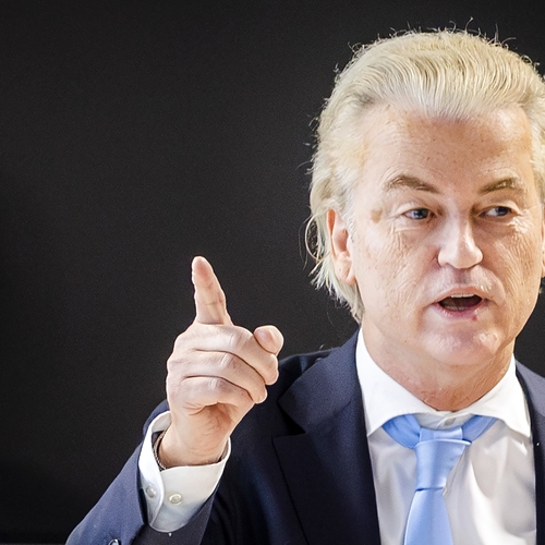 Nadat racisten hotel Kijkduin bezetten, gaat Wilders langs voor ‘hart onder de riem’