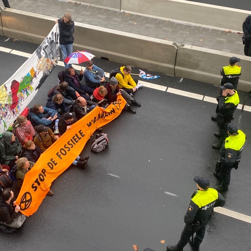 Afbeelding van Extinction Rebellion blokkeert snelweg A12, tientallen activisten opgepakt want geen boeren