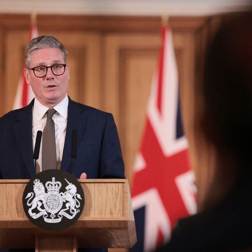 Nieuwe Britse premier Starmer stopt direct na aantreden met omstreden deportaties naar Rwanda