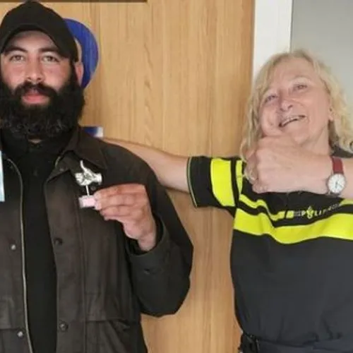 Tienduizenden euro's opgehaald voor dakloze Hadjer die gevonden portemonnee naar politie bracht