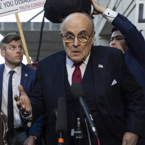 Trumps advocaat Rudy Giuliani verstoten uit rechtspraak wegens leugens over verkiezingsfraude