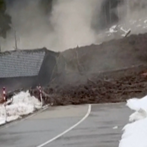 Video laat zien hoe aardverschuiving Japan complete huizen verzwolg