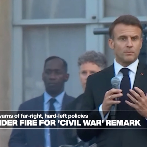 President Macron waarschuwt voor uitbreken burgeroorlog in Frankrijk