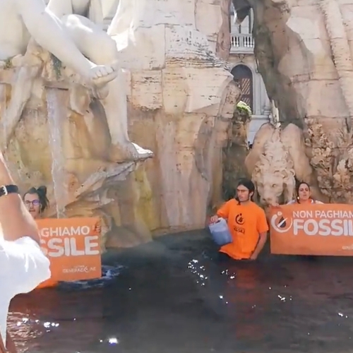 Klimaatactivisten storten zich in Navona-fontein in Rome, kleuren het water zwart