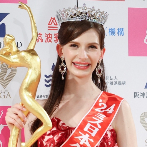 Nieuwe Miss Japan, onder vuur omdat ze wit en Oekraïens is, levert titel in na schandaal
