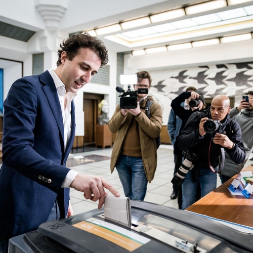 Tweede Kamerverkiezingen worden gehouden op 22-11, Jesse Klaver nu ook lid PvdA