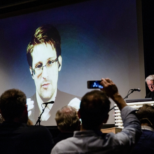 Afbeelding van Edward Snowden is nu officieel een Rus