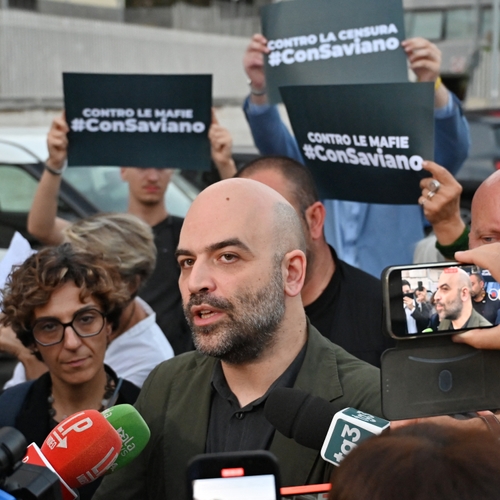 Italiaanse schrijver Saviano veroordeeld na kritiek op extreemrechts migratiebeleid van 'klootzak' Giorgia Meloni
