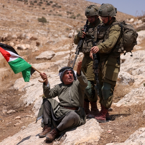 Kolonisten op Westelijke Jordaanoever richten bloedbad aan onder Palestijnen terwijl wereld naar Gaza kijkt