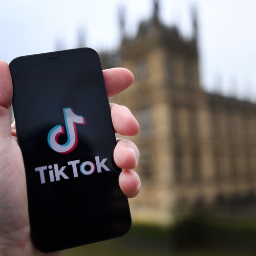 Afbeelding van TikTok per direct verboden op telefoons Britse ambtenaren wegens spionage-risico