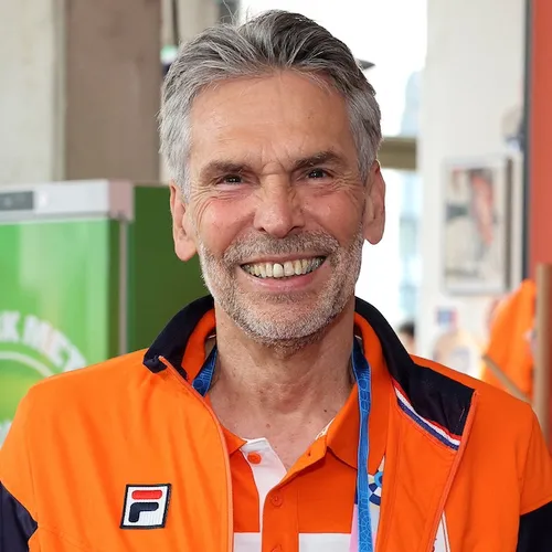 Ambtenaren zwoegen op regeringsbeleid terwijl kersverse ministers vakantie vieren