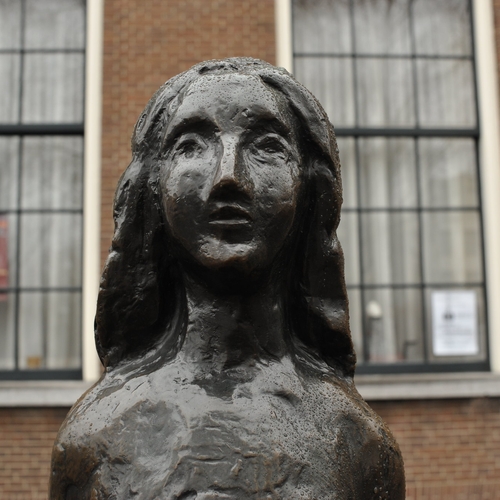 Holocaust-ontkenners projecteren antisemitische teksten op gevel Anne Frankhuis