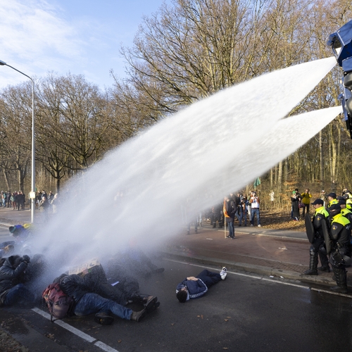 Afbeelding van Politie zet waterkanon in tegen vreedzame klimaatactivisten, gaat over tot massa-arrestaties