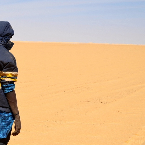 EU maakt dumpen van Zwarte migranten in Noord-Afrikaanse woestijn mogelijk, hoe zit dat?