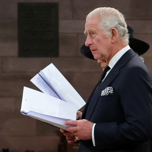 Koning Charles ontslaat tientallen trouwe medewerkers per brief tijdens eredienst voor Elizabeth