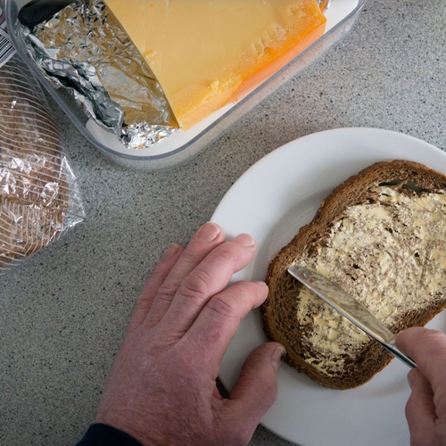 Minderjarige asielzoekers kregen beschimmeld brood door 'opstartperikelen' in crisisnoodopvang
