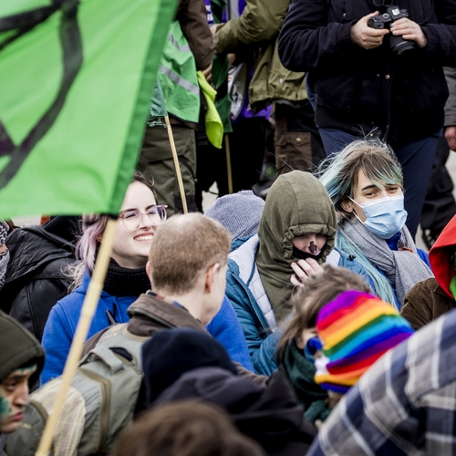 Wetenschappers en klimaatactivisten blokkeren privéjets op Eindhoven Airport