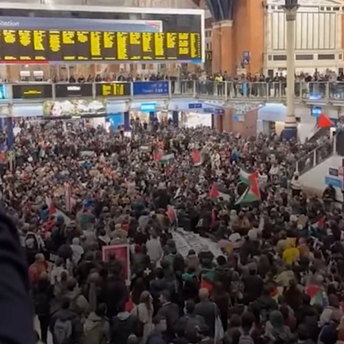 Honderden mensen bezetten Londens station uit protest tegen Israëlisch geweld in Gaza