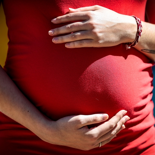 Zwangere vrouwen blootstellen aan PFAS heeft zelfde effecten als roken