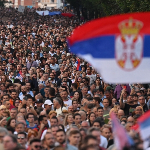 Massaal Servisch protest tegen nepnieuws en promotie geweld