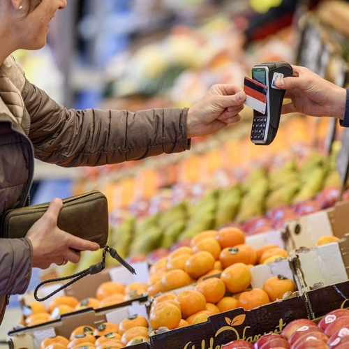 Marktlui balen van pinnen omdat banken er veel geld voor rekenen