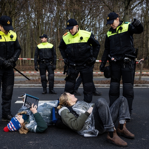 Politie pakt duizend klimaatactivisten op in Den Haag