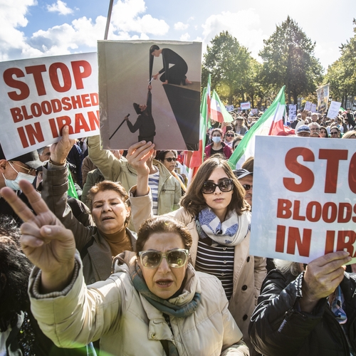 Honderden mensen op Malieveld uit solidariteit met demonstranten in Iran