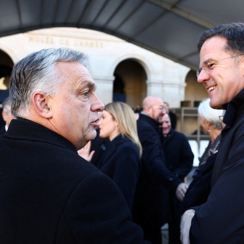Viktor Orbán zet Mark Rutte het mes op de keel