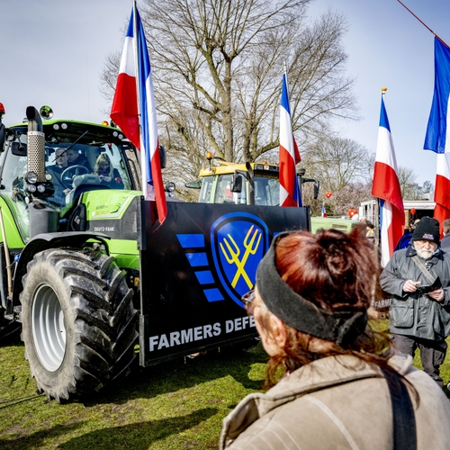 Afbeelding van Groene boeren lijnrecht tegenover boze boeren met steun uit punk-hoek: Jij bent mijn boer niet