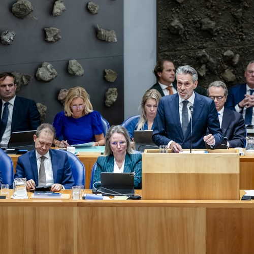 Extreemrechts kabinet is horkerige puinhoop, onderling contact 'onfatsoenlijk en lomp'