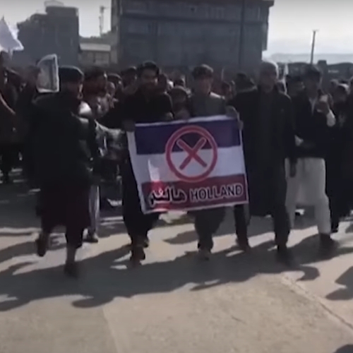 Afbeelding van Taliban-aanhangers volgen boze boeren en dragen zelfde vlag tijdens protest