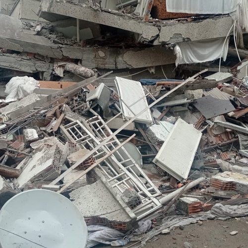Turkije getroffen door zware aardbevingen, epicentrum in gebied met veel vluchtelingen